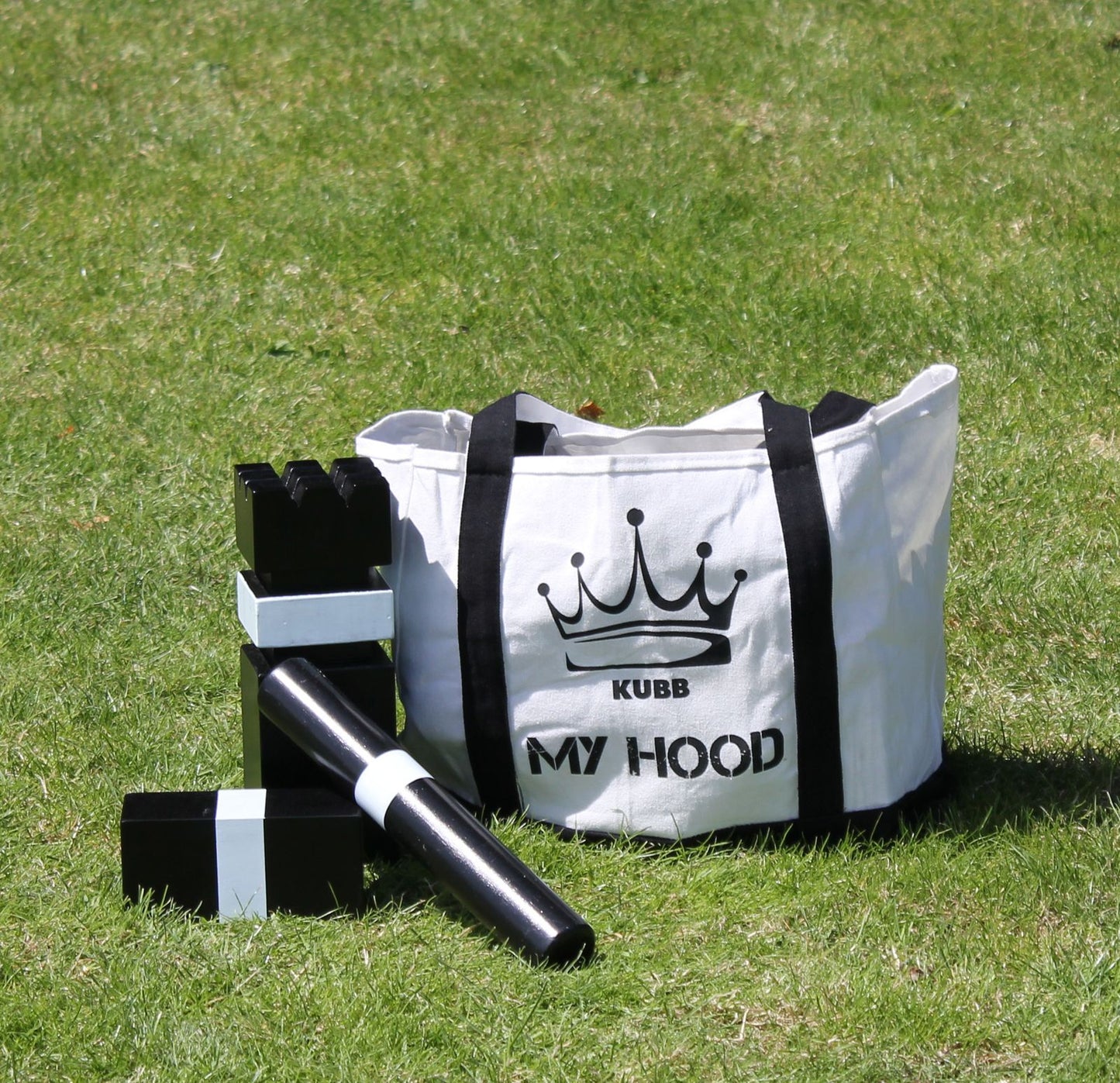 Kubb Deluxe, Wikingerschach Spiel von My Hood in Tasche auf Wiese
